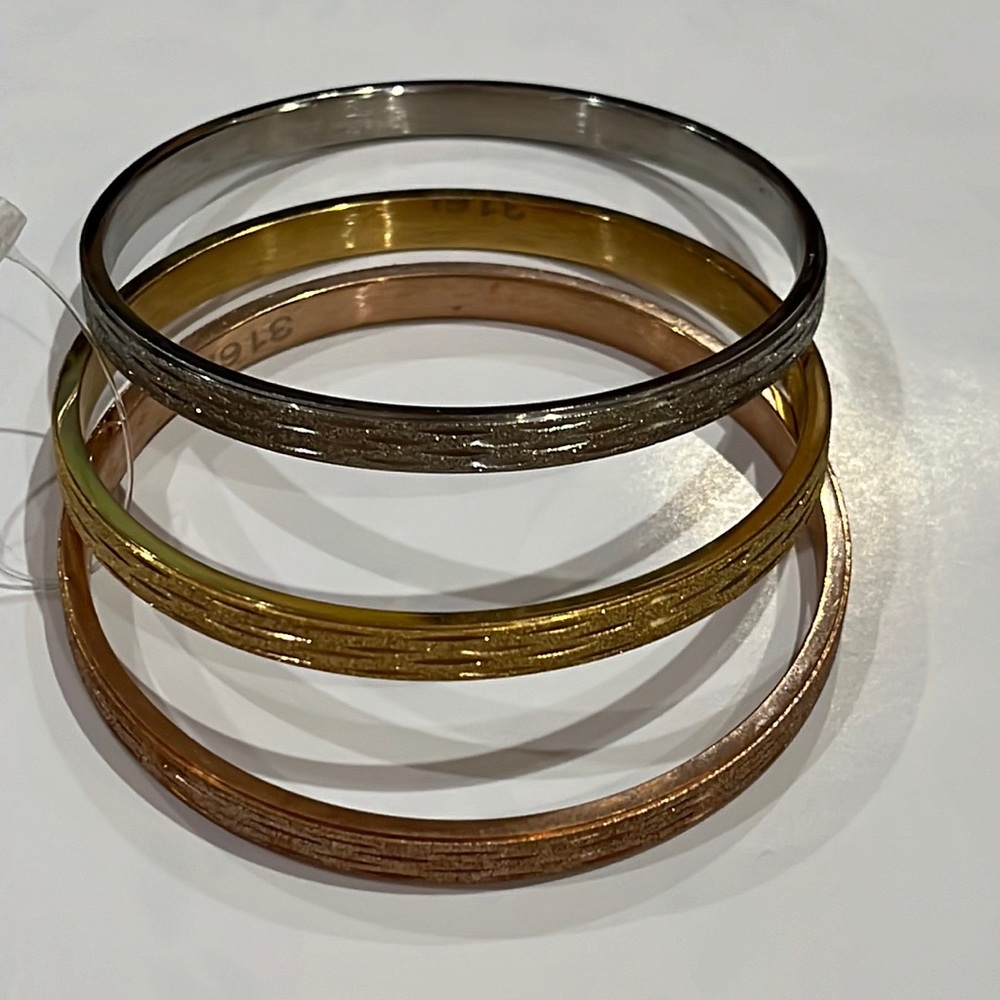 Set of three tricolor bangles. Diamond cut. Size 8.6